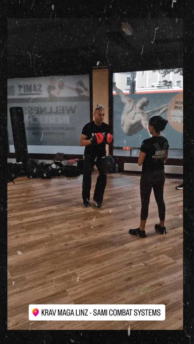 Doppelter-Handblock mit Konta.

Bei einem Angriff, Mann 🚹 gegen Frau 🚺 konzentrieren wir uns auf zwei wesentliche Schwachstellen.... ❌️ eins das GESICHT, vorzugsweise die NASE und ❌️ zwei die GENITALIEN.... WARUM?

Dort befinden sich die MEISTEN Schmerzrezeptoren und KEINE trainierbare Muskulatur ❌️💪 (weder bei Männern noch bei Frauen). 😉
.
.
.
#kravmagalinz #selbstverteidigungmitsystem #selfdefenseforwomen #manipolation #selbstverteidigungmitsystem #kravmagatraining #selfdefenseandfitness