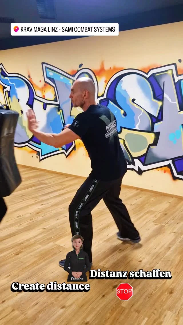 Distanz = Kontrolle 💥
,, Im Krav Maga bedeutet Abstand nicht Flucht, sondern Sicherheit. Wer Distanz schafft, gewinnt Zeit, Raum und die Möglichkeit, die Situation zu beherrschen." 👍🧠
.
.
.
#kravmaga #selfdefense #staysafe #fightsmart #prevention #kravmagatraining
